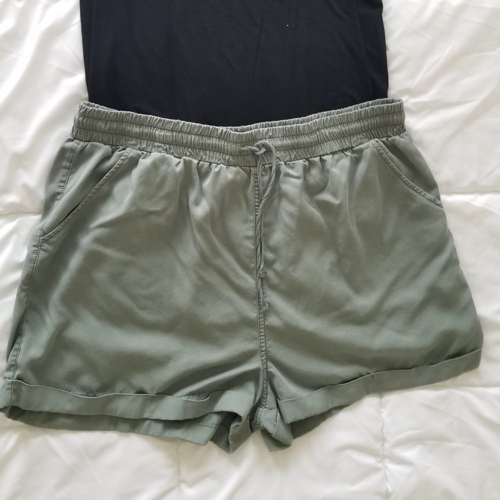 Green Shorts XXL